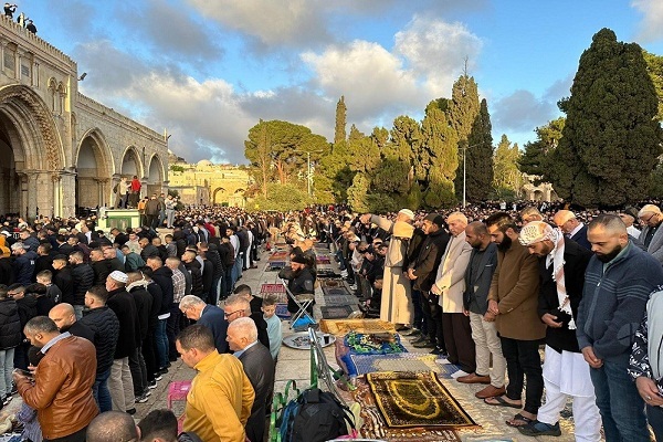 مشارکت ۱۲۰ هزار فلسطینی در نماز عید فطر مسجدالاقصی