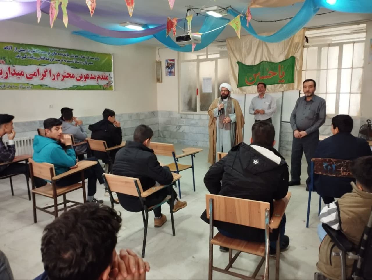 نماز جماعت ظهر و عصر در دبیرستان سلمان فارسی شهر اراک برگزار شد