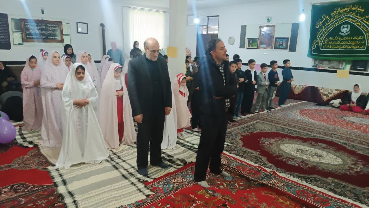 برگزاری نماز جماعت دانش آموزان روستای سورزه سنندج