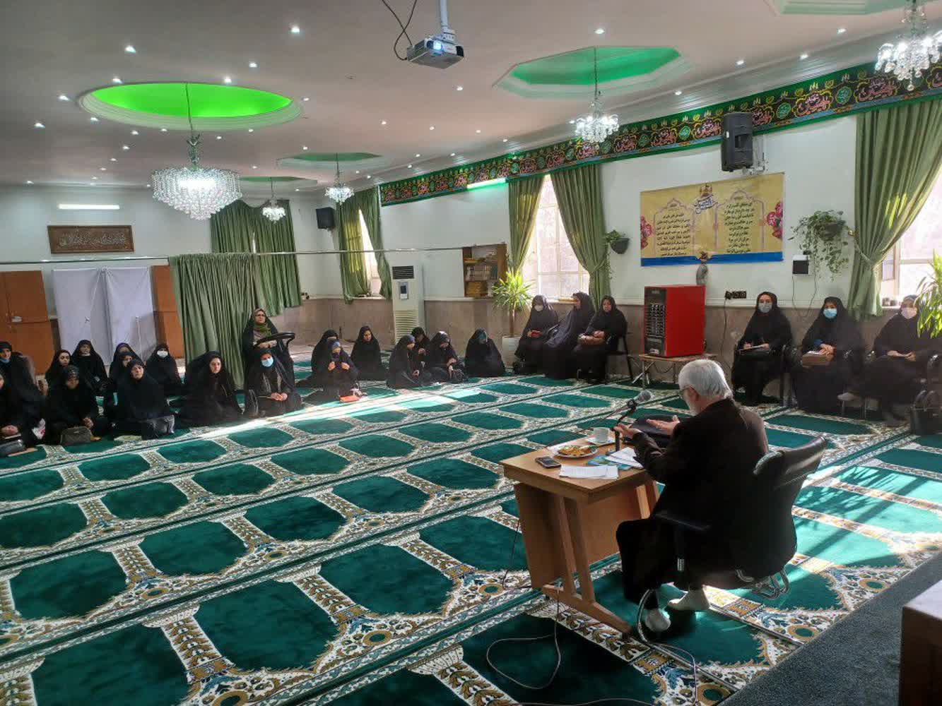 با حضور استاد مرکز تخصصی نماز مشهد در تبادکان، نشست و گفتمان دینی با موضوع نماز برگزار شد