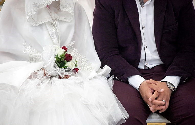 نماز خواندن داماد اصفهانی کنار ماشین عروس