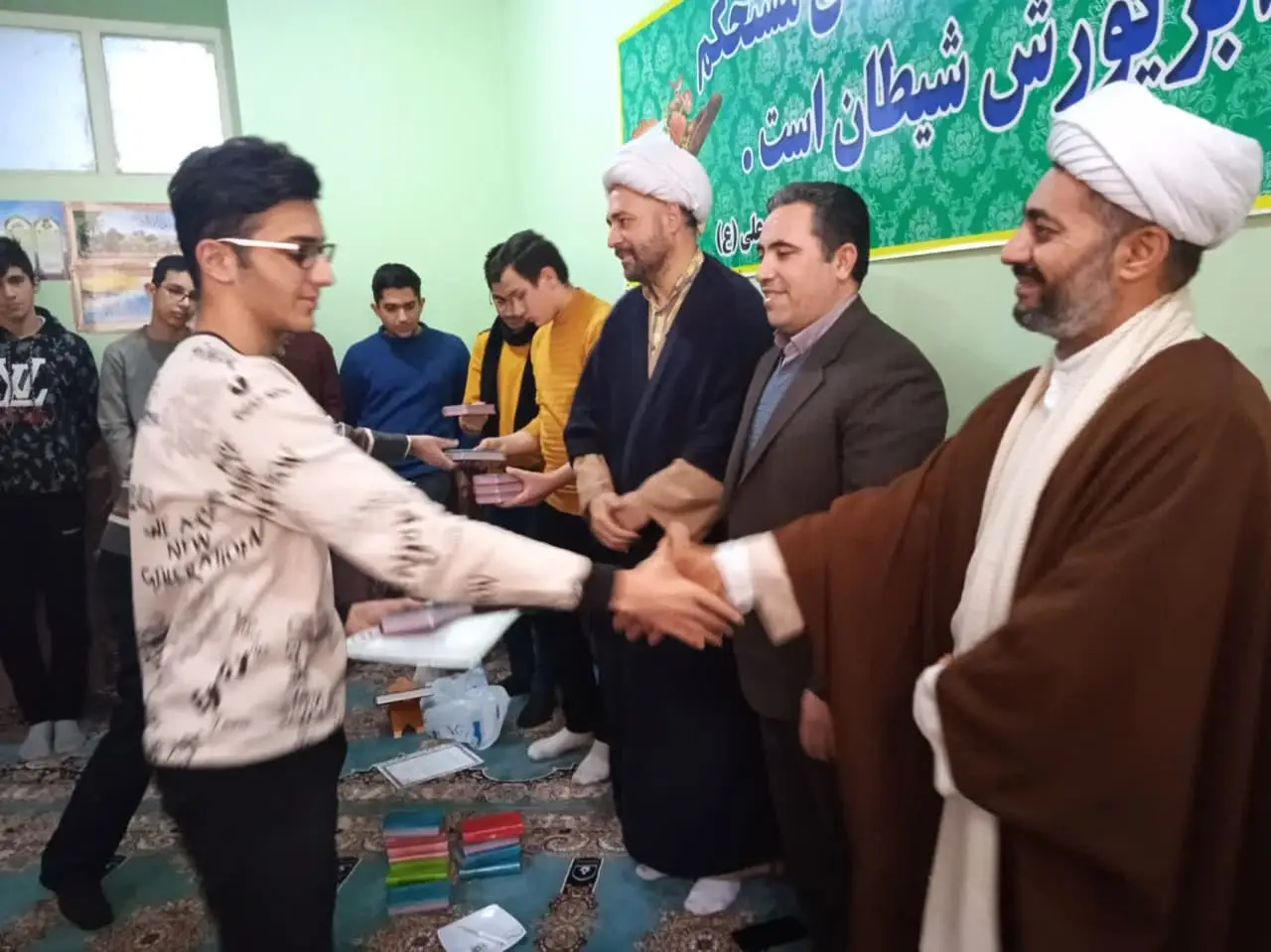 نشست نمازی دبیرستان شهریار تبریز