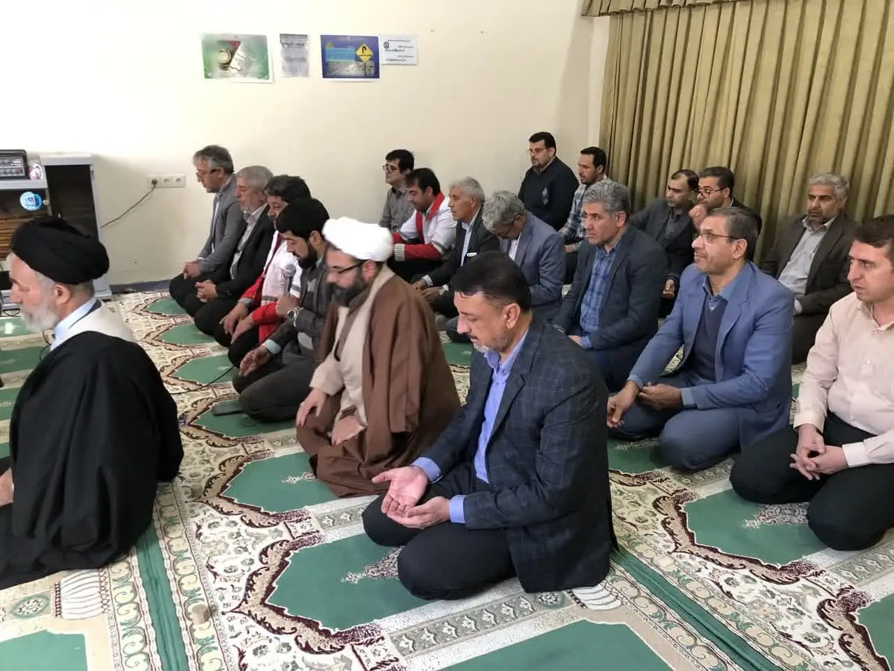 اقامه نماز وحدت بخش ادارات شهرستان رفسنجان در فرمانداری شهرستان