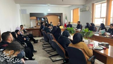با حضور استاد مرکز تخصصی نماز مشهد، نشست و گفتمان دینی با دعوت دانش آموزان به نماز برگزار شد