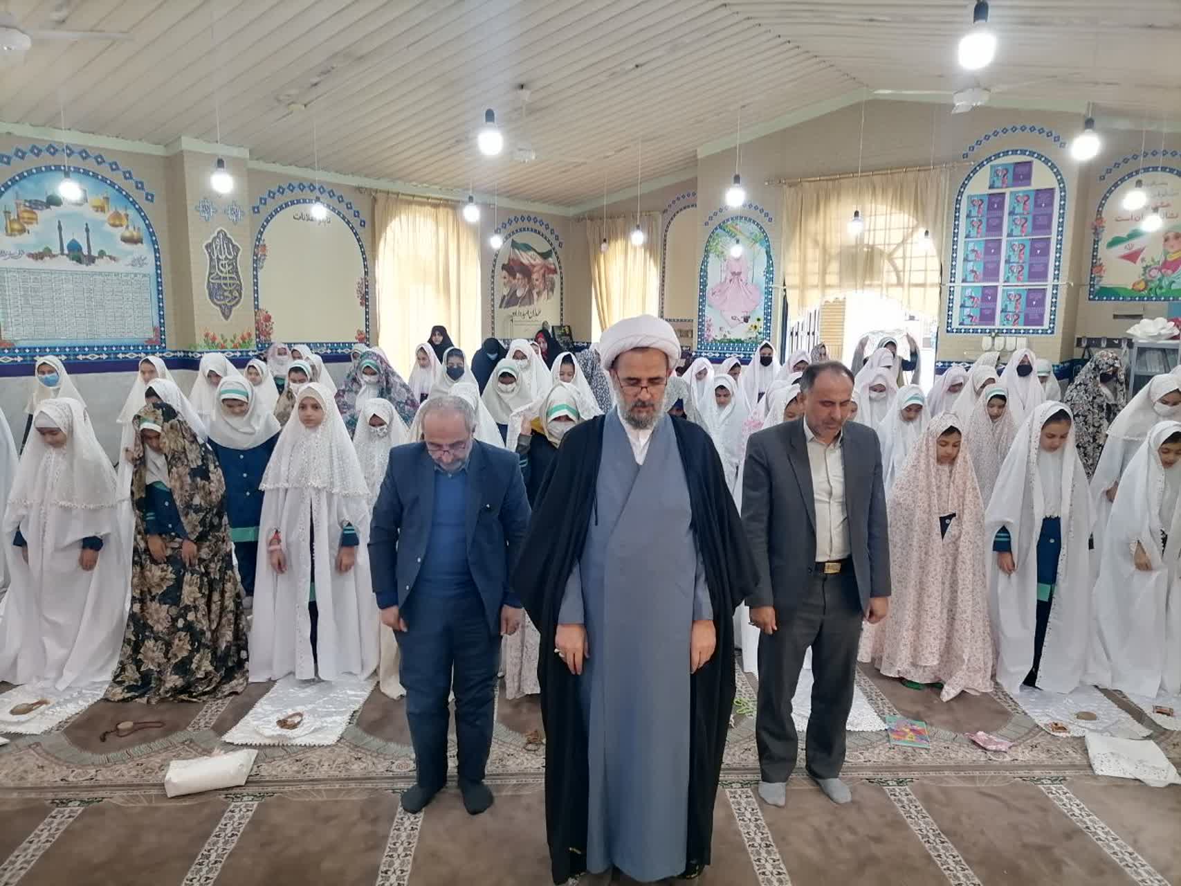 هفدهمین نشست دانش آموزی با موضوع نماز در شهرستان آزادشهر