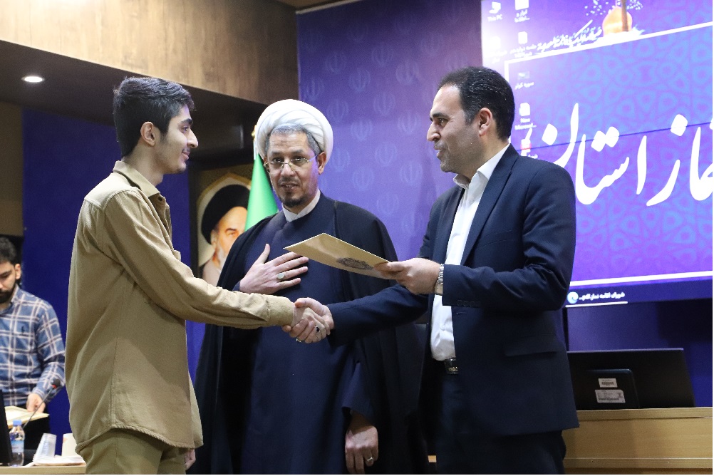 آیین تجلیل از برگزیدگان استانی جشنواره فجر تا فجر نماز قم