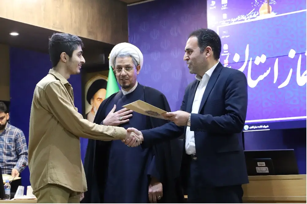 آیین تجلیل از برگزیدگان استانی جشنواره فجر تا فجر نماز قم