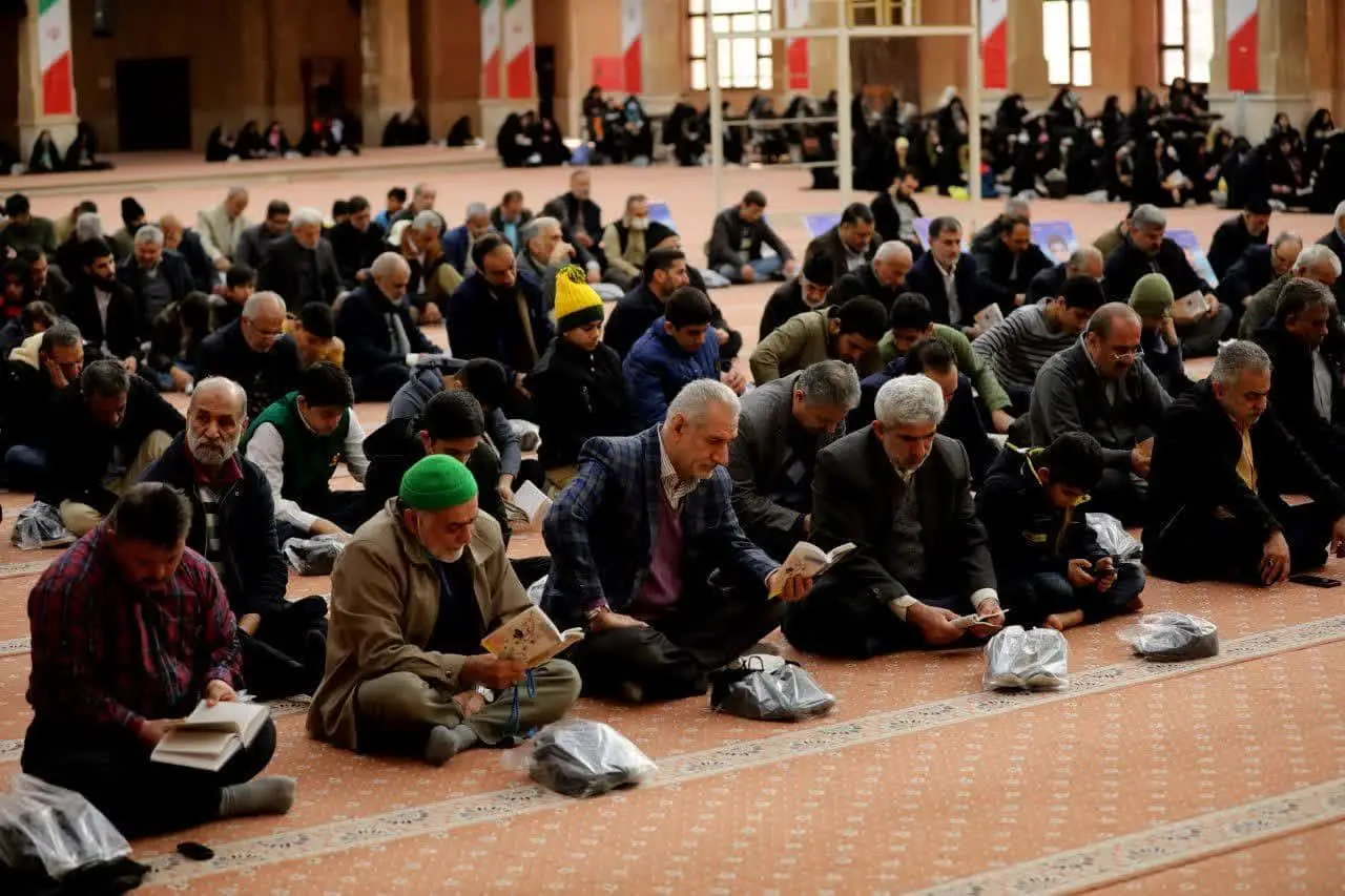 ندبه اجتماع قلوب گرگان در مصلی وحدت برگزار شد