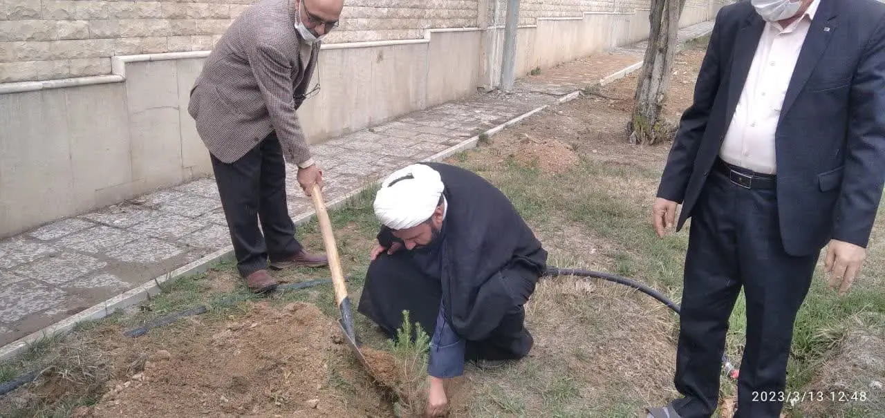 کاشت نهال توسط مدیر ستاد اقامه نماز استان چهارمحال و بختیاری