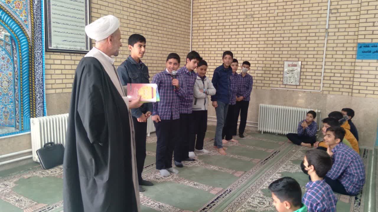 برگزاری نشست نماز ویژه دانش آموزان مقطع متوسطه اول برگزار شد