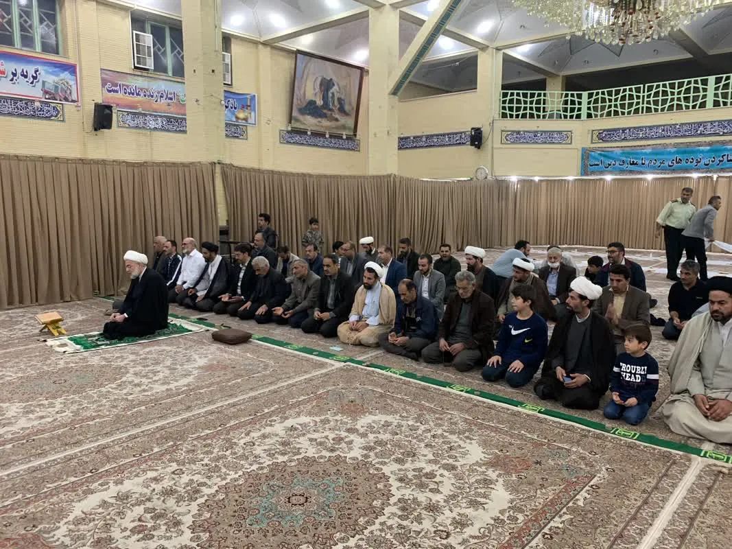 اقامه نماز جماعت دبیران شورای اقامه نماز دستگاههای اجرایی استان کردستان به امامت نماینده ولی فقیه