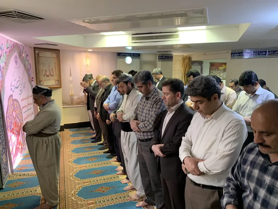 اقامه نماز جماعت در اداره کل تامین اجتماعی