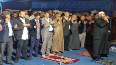 اقامه نماز فلسطینیان مقابل مقر کمیته صلیب سرخ