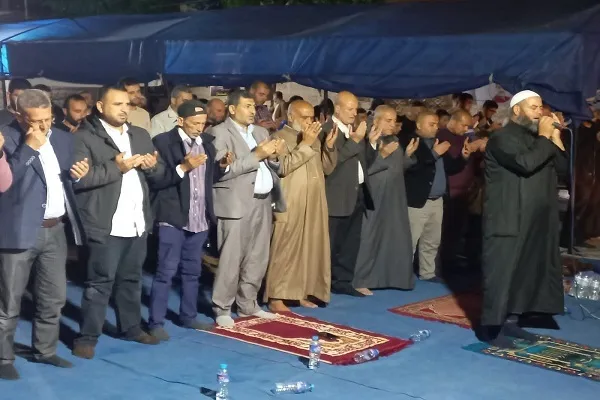 اقامه نماز فلسطینیان مقابل مقر کمیته صلیب سرخ