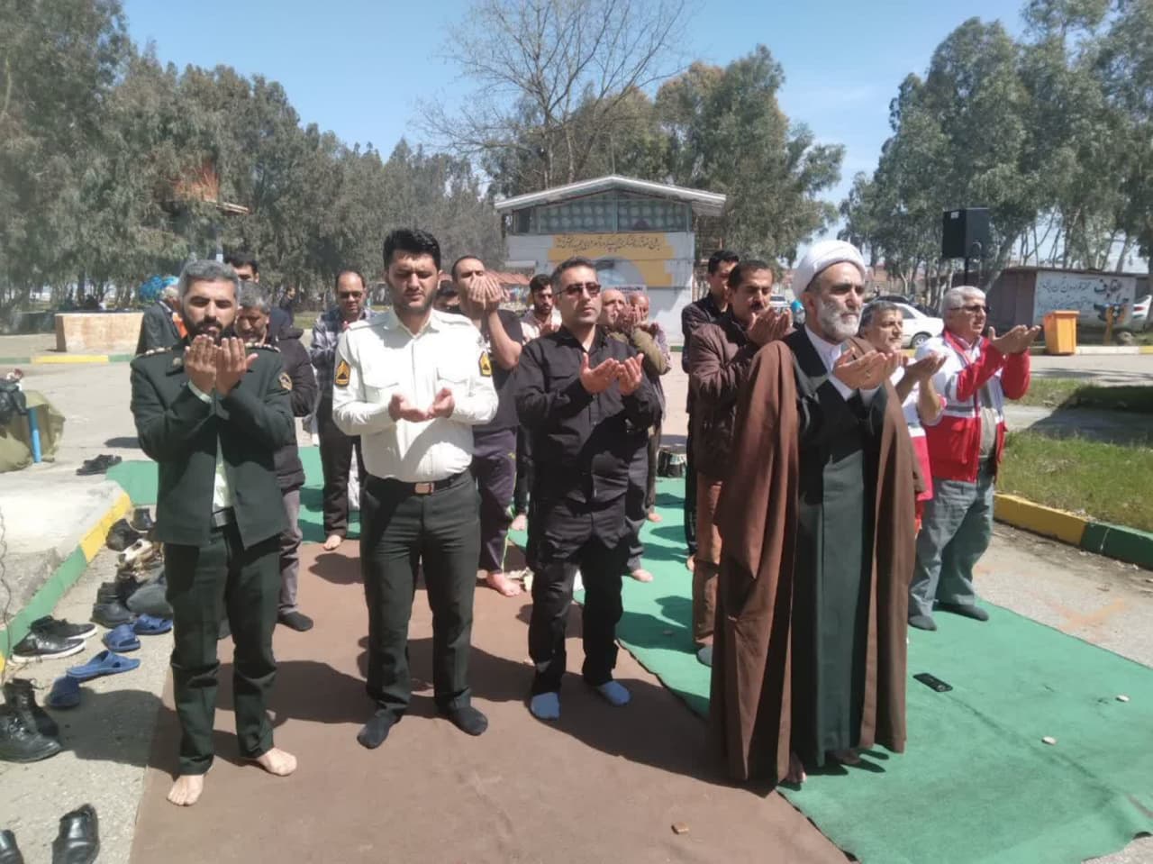 اقامه نماز جماعت در ساحل دریا چپکرود جویبار در روز طبيعت
