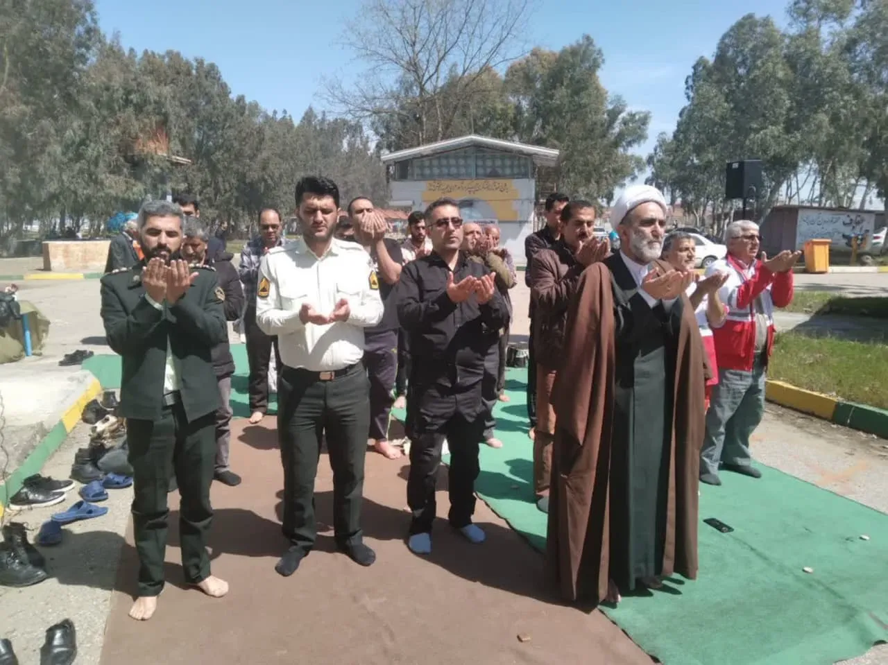 اقامه نماز جماعت در ساحل دریا چپکرود جویبار در روز طبيعت
