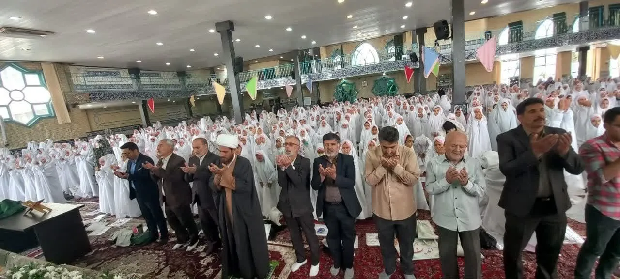 جشن تکلیف ۷۰۰ فرشته تویسرکانی باحضور امام جمعه این شهرستان در مصلی این شهرستان برگزار شد