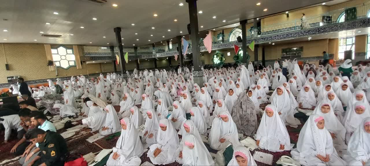 جشن تکلیف ۷۰۰ فرشته تویسرکانی باحضور امام جمعه این شهرستان در مصلی این شهرستان برگزار شد