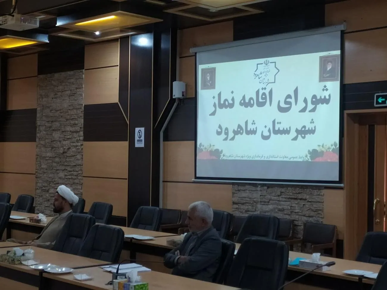 مدیر ستاد اقامه نماز استان سمنان در حضور فرماندار با اعضای شورای اقامه نماز شاهرود دیدار کرد.