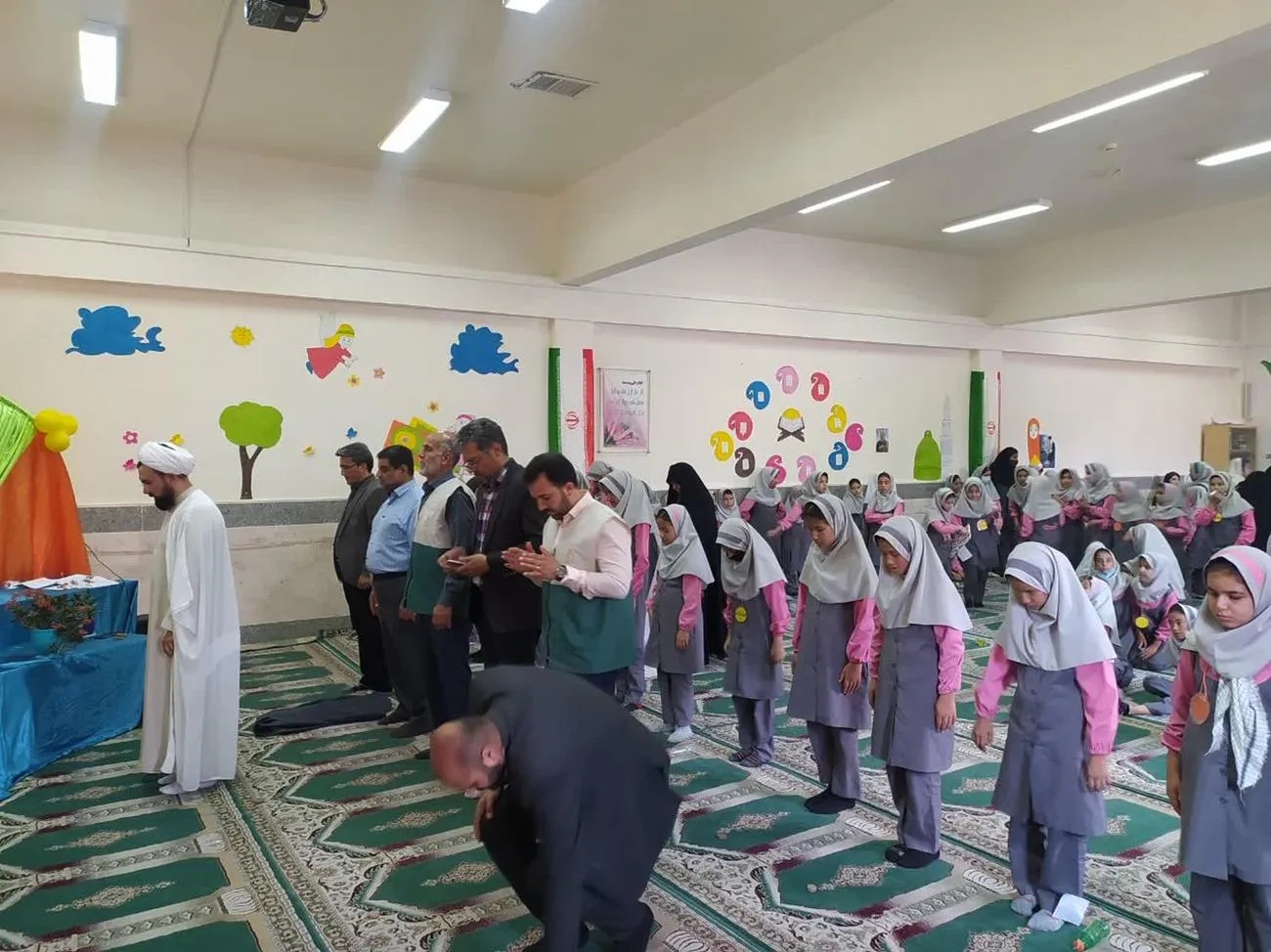 حضور مدیر ستاد اقامه نماز استان سمنان در مدارس سرخه به مناسبت روز دختر