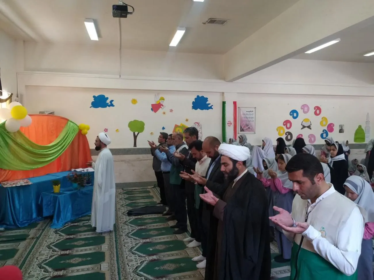 حضور مدیر ستاد اقامه نماز استان سمنان در مدارس سرخه به مناسبت روز دختر