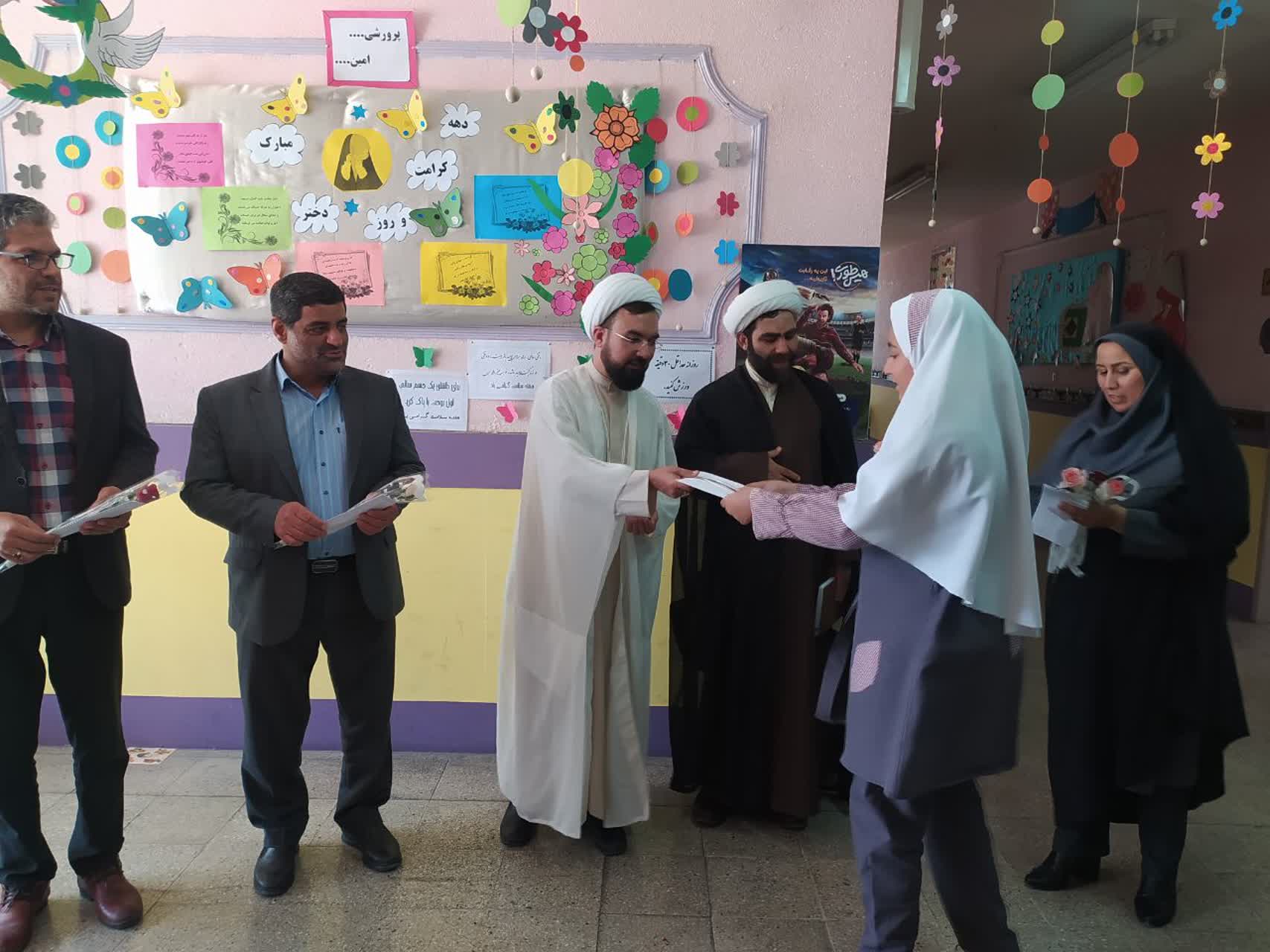 حضور مدیر ستاد اقامه نماز استان سمنان در مدارس سرخه به مناسبت روز دختر