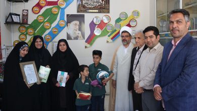 تقدیر از دانش اموز مشوق کودکان به امر نماز در اصفهان