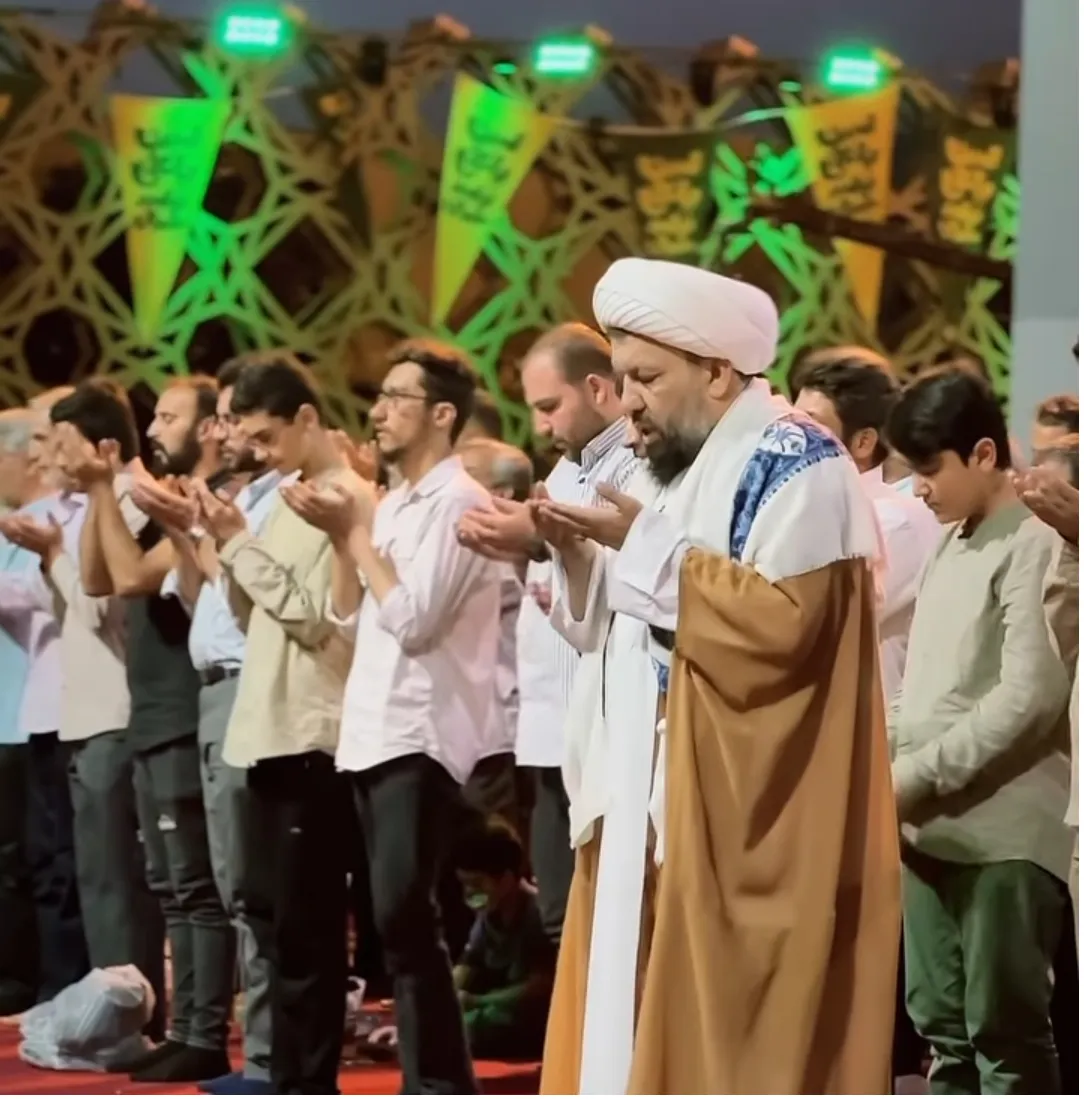 اقامه نماز جماعت مغرب و عشا در جشن 10 کیلومتری عید سعید غدیر خم
