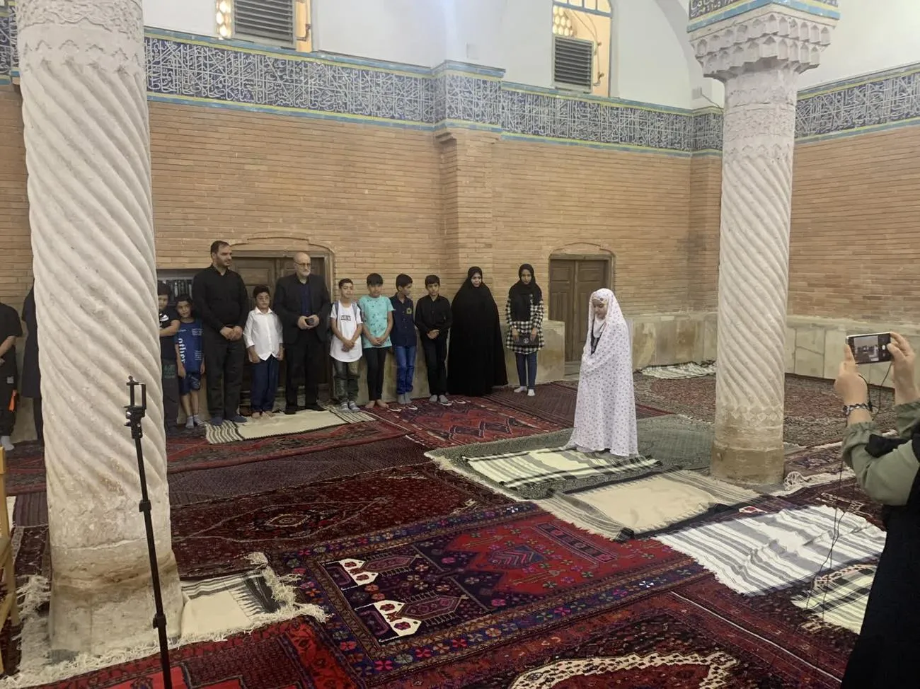 ضمن آموزش نحوه خواندن نماز و قرائت صحیح آن با نماز و معنویات مانوس می شوند و از آسیب های اجتماعی دور نگه داشته می شوند.