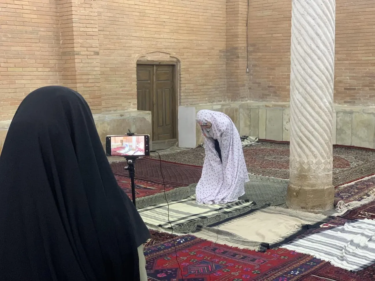 ضمن آموزش نحوه خواندن نماز و قرائت صحیح آن با نماز و معنویات مانوس می شوند و از آسیب های اجتماعی دور نگه داشته می شوند.