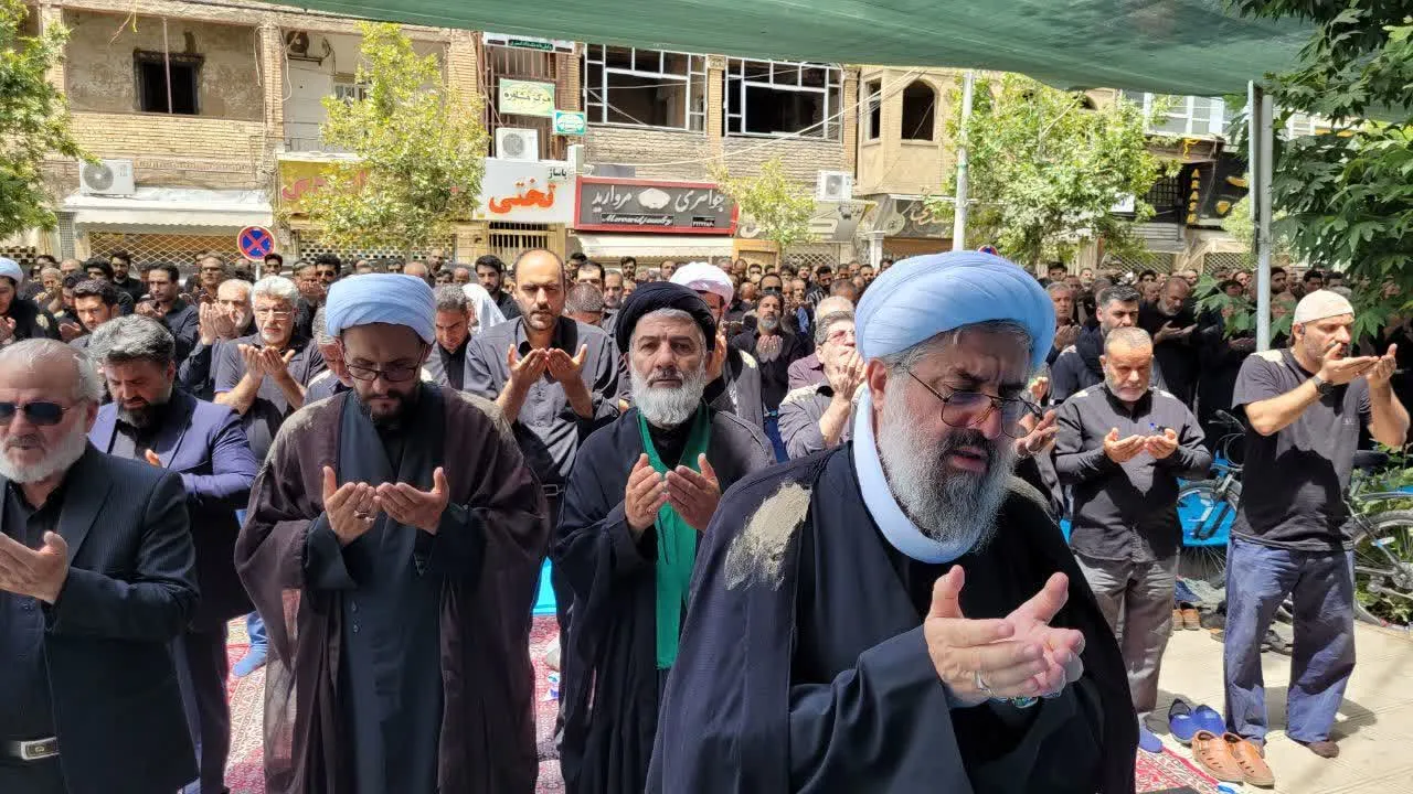 نماز ظهر عاشورا باحضور پرشکوه مردم در همدان اقامه شد
