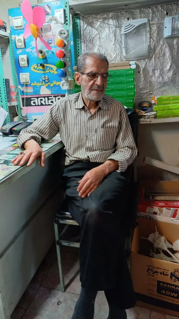 گفتگویی دیگر با دو کسبه مشهدالرضا که برای اقامه نماز اول وقت کسب و کار خود را تعطیل میکنند