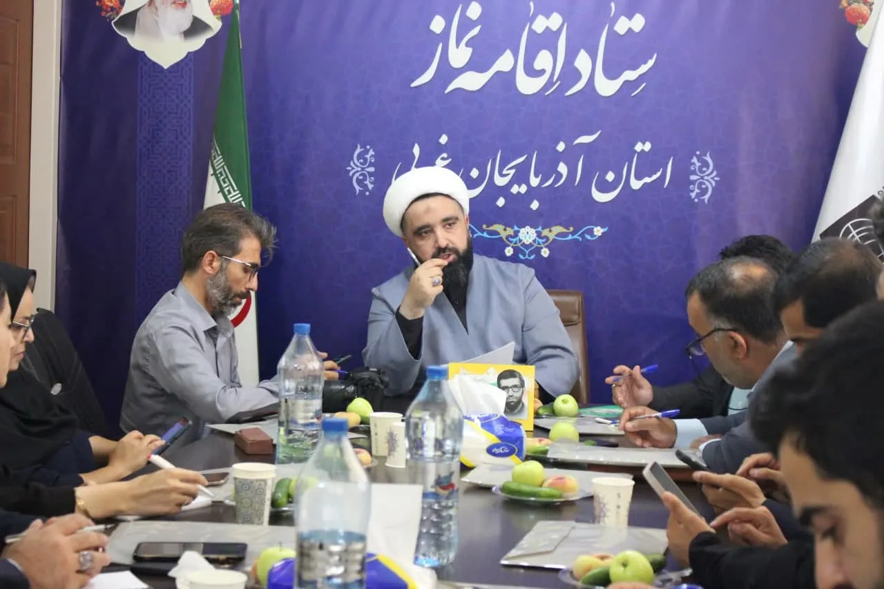 نشست مدیر ستاد اقامه نماز آذربایجان غربی با اصحاب رسانه به مناسبت دهه نماز