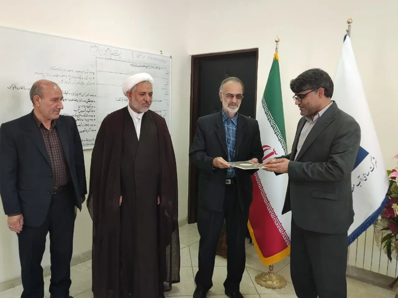 مدیر ستاد اقامه نماز استان از مدیرعامل شرکت آب منطقه‌ای استان ایلام تقدیر کرد