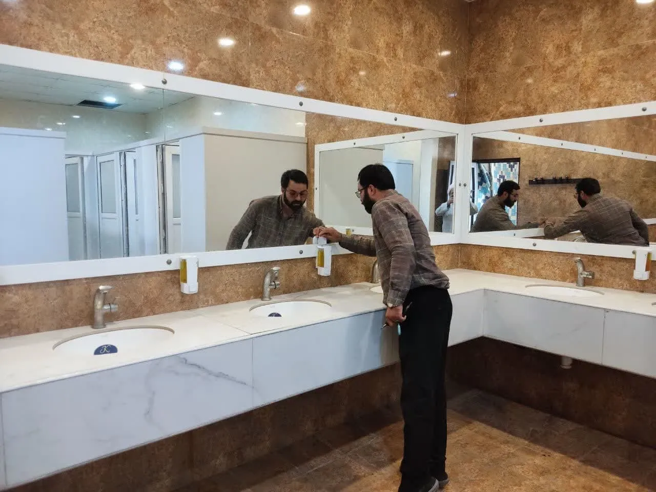 بازدید از موکب و نمازخانه های بین راهی در مسیر زائرین کربلا در کرمان