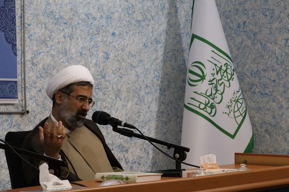 نشست بصیرتی ائمه جماعات و دبیران اقامه نماز ادارات و دانشگاه های قم برگزار شد
