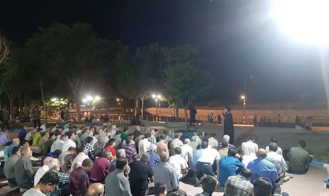 نماز مغرب و عشا در پارک شهرداری شهرستان بروجرد اقامه شد