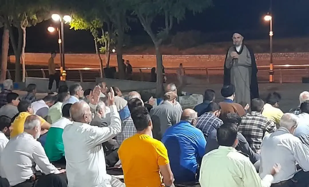 نماز مغرب و عشا در پارک شهرداری شهرستان بروجرد اقامه شد