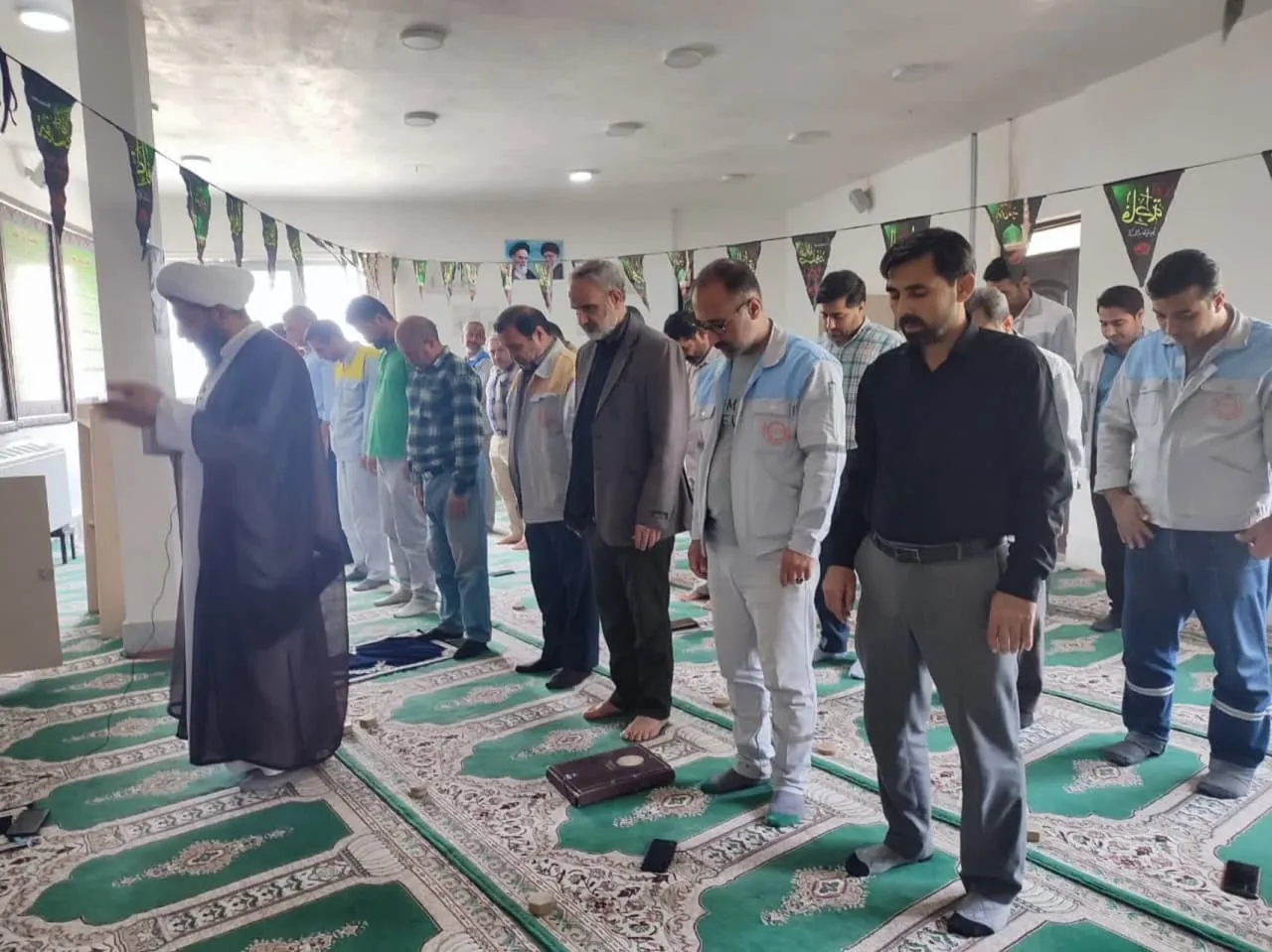 اقامه نماز جماعت در کارخانه سیمان پیوند گلستان