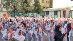 نواختن زنگ بیعت در مدارس گلستان