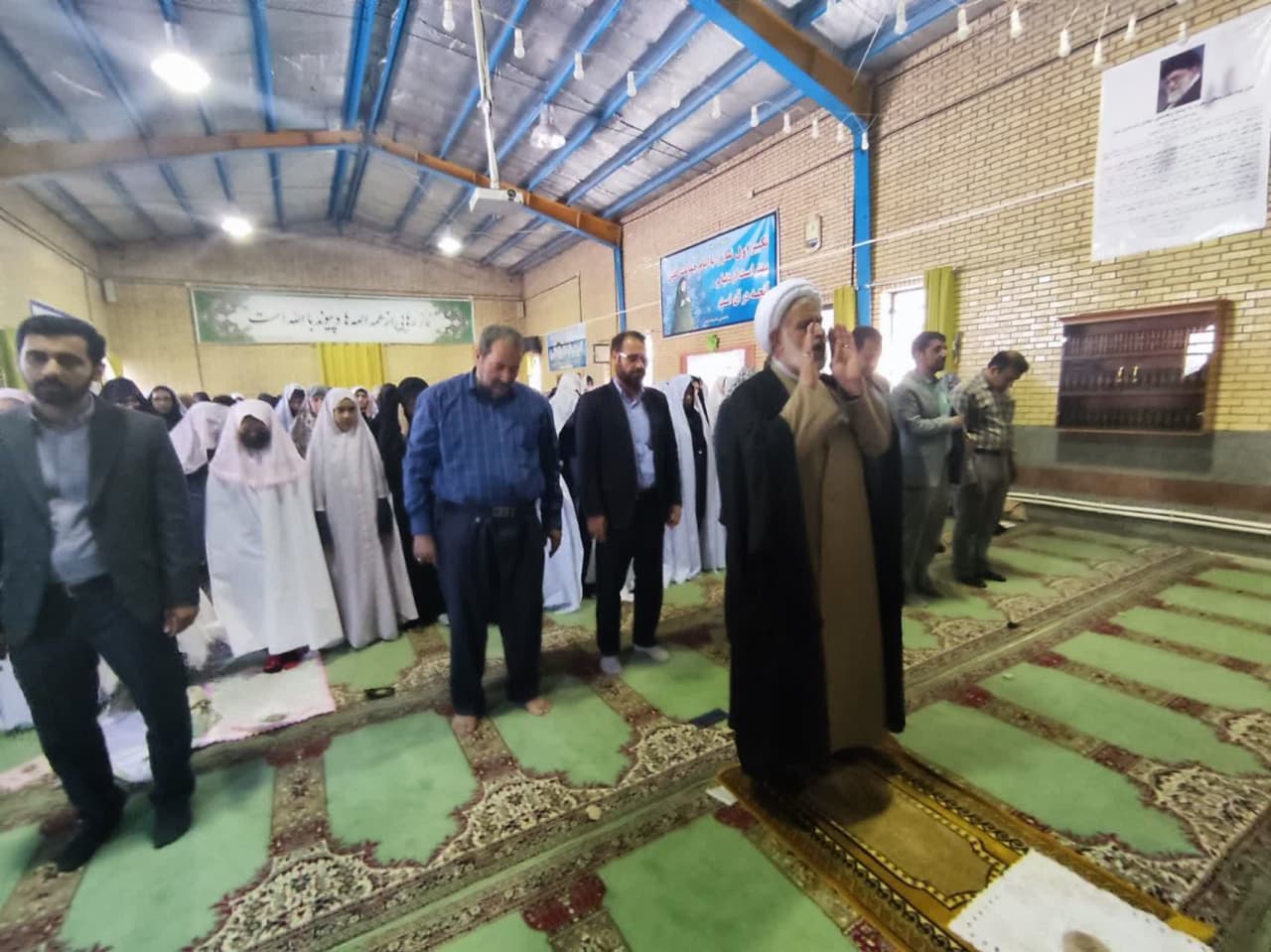 نواختن زنگ نماز در مدرسه دخترانه شاهد استان کرمان