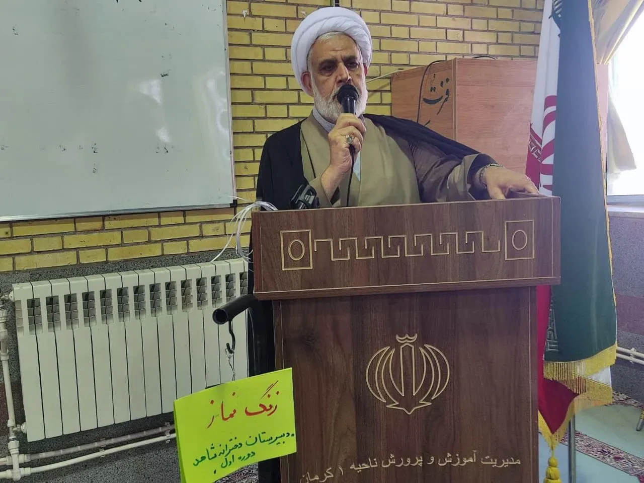 نواختن زنگ نماز در مدرسه دخترانه شاهد استان کرمان