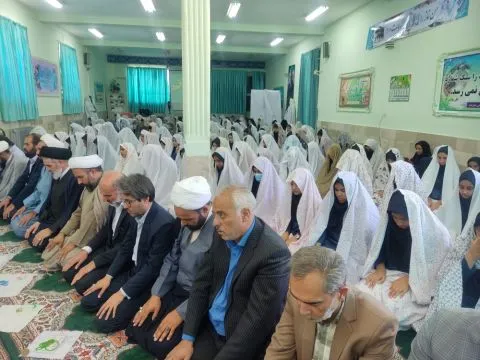 اقامه نماز جماعت در اولین روز بازگشایی مدارس خراسان جنوبی