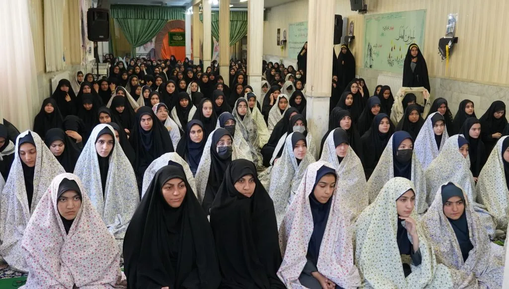 اقامت نماز ظهر و عصر در مراسم "زنگ نماز دانش آموزی" به امامت حضرت آیتالله علم الهدی نماینده ولی فقیه و امام جمعه مشهدمقدس