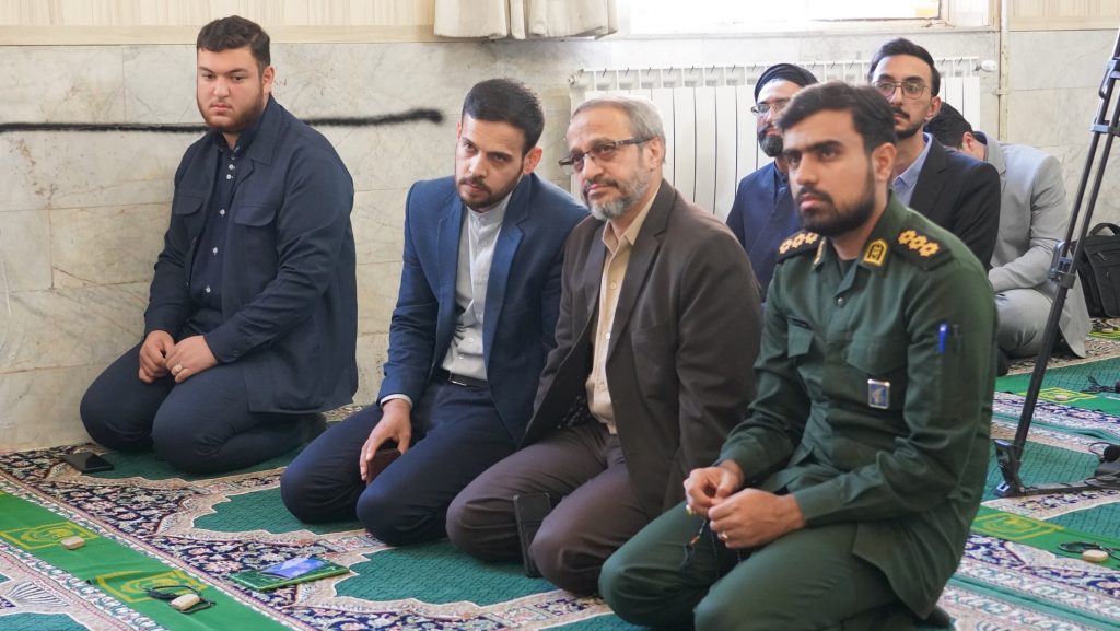 اقامت نماز ظهر و عصر در مراسم "زنگ نماز دانش آموزی" به امامت حضرت آیت‌الله علم الهدی نماینده ولی فقیه و امام جمعه مشهدمقدس