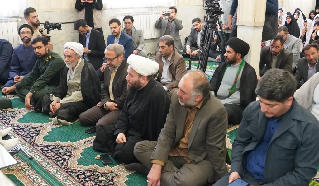 اقامت نماز ظهر و عصر در مراسم "زنگ نماز دانش آموزی" به امامت حضرت آیتالله علم الهدی نماینده ولی فقیه و امام جمعه مشهدمقدس