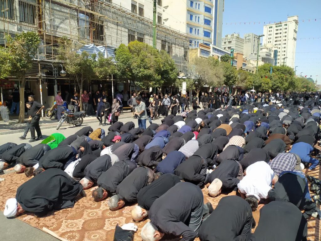 نماز اربعین حسینی در خیابان های منتهی به حرم امام رضا(ع) اقامه شد