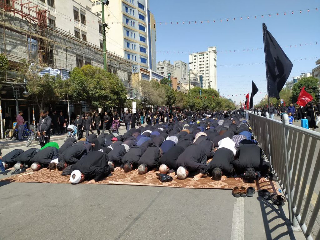 نماز اربعین حسینی در خیابان های منتهی به حرم امام رضا(ع) اقامه شد
