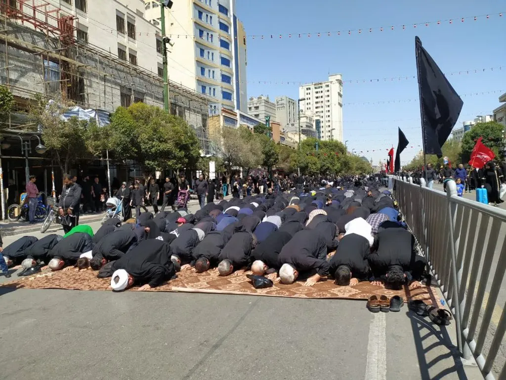 نماز اربعین حسینی در خیابان های منتهی به حرم امام رضا(ع) اقامه شد