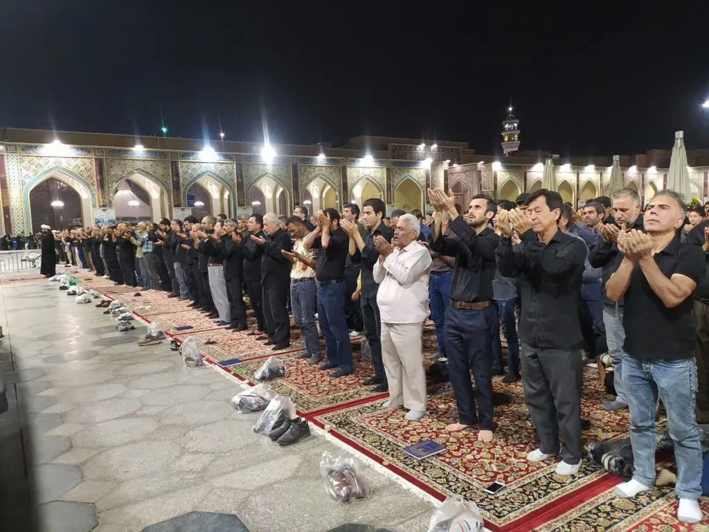 نماز اربعین حسینی در خیابان های منتهی به حرم امام رضا(ع) اقامه شد